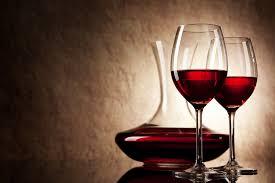 Photo 2 verres de vin rouge carafe