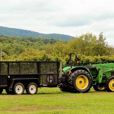 Photo tracteur panier attele